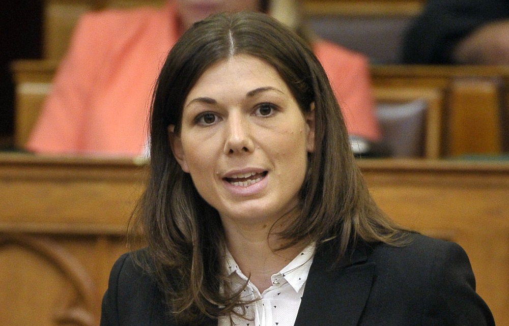 Újra közös fellépésért kuncsorog Bősz Anett