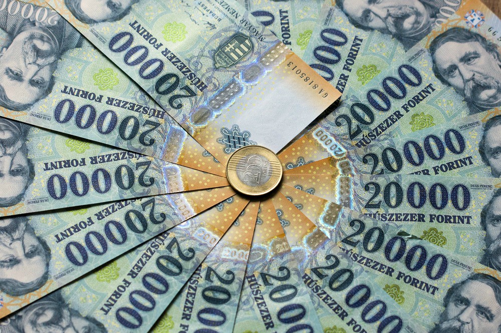 Kétszámjegyű maradhat a bérnövekedés