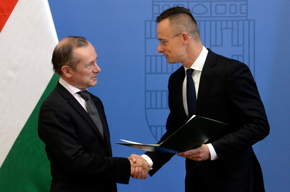 Kitüntették a francia nagykövetet