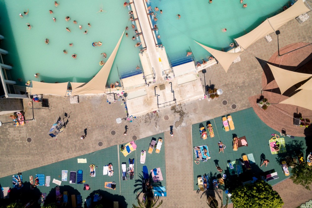Rengetegen látogatják a fürdőket