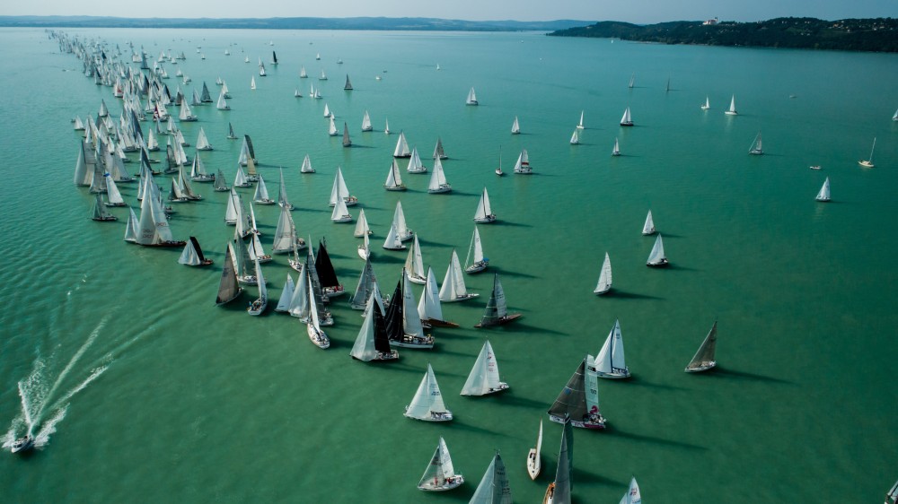 Elrajtolt a jubileumi Kékszalag verseny mezőnye