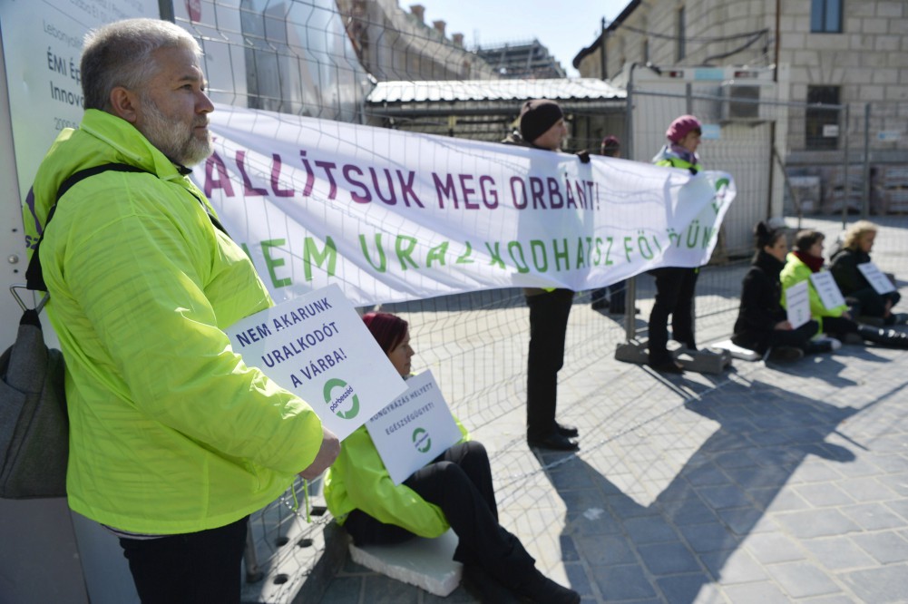 Zuhanórepülésben az ellenzék