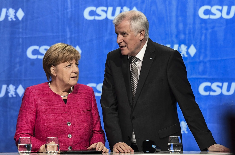 Seehofer hétfő délután tárgyal Merkellel
