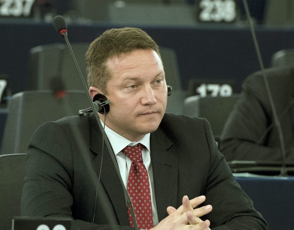 Dalt küld Orbán Viktornak Ujhelyi István