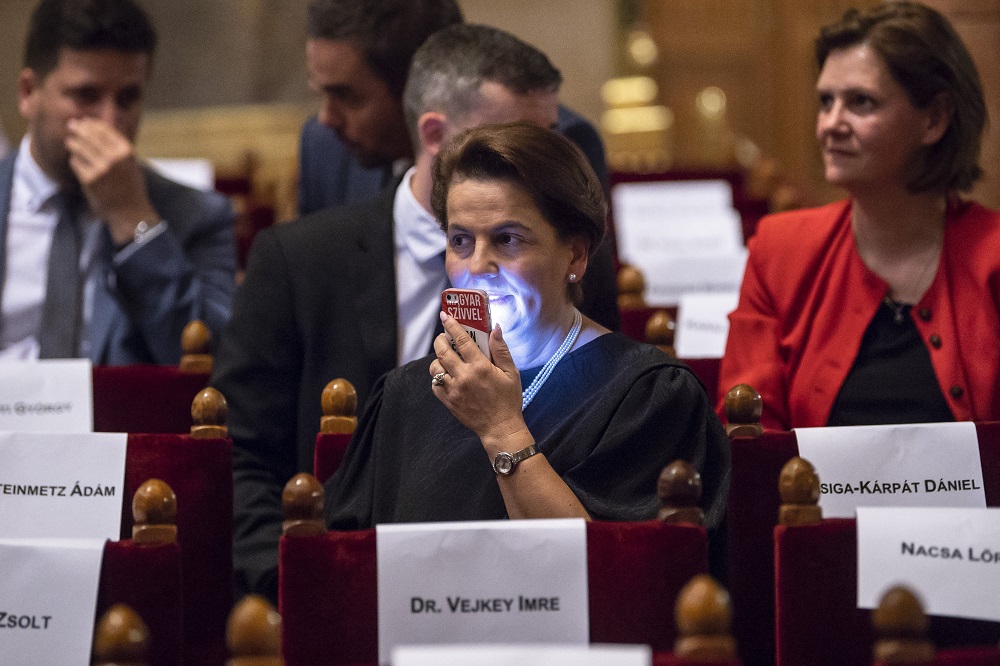 Orbán Viktor szobája előtt toporog a jobbikos képviselő