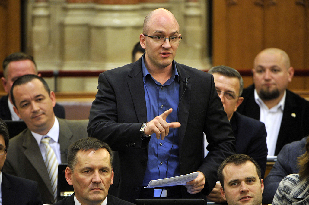 A Jobbik áfacsökkentésre szólítja fel a kormányt