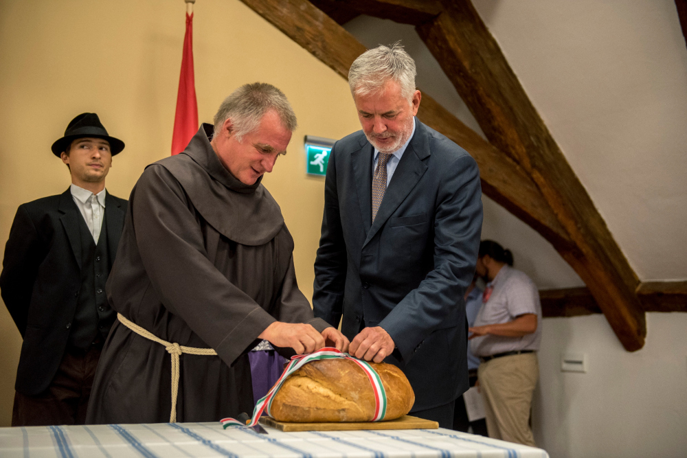 Böjte Csaba áldja meg ma az új kenyeret