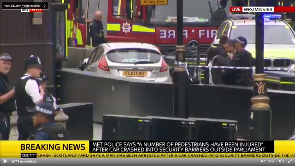 Biztonsági kordonokba hajtott a londoni parlamentnél