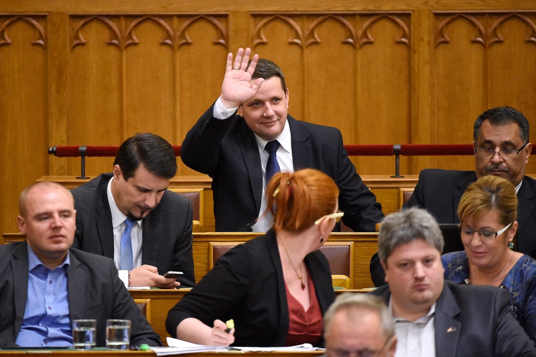 A szocik az adósok mellett és a bankok ellen foglaltak állást