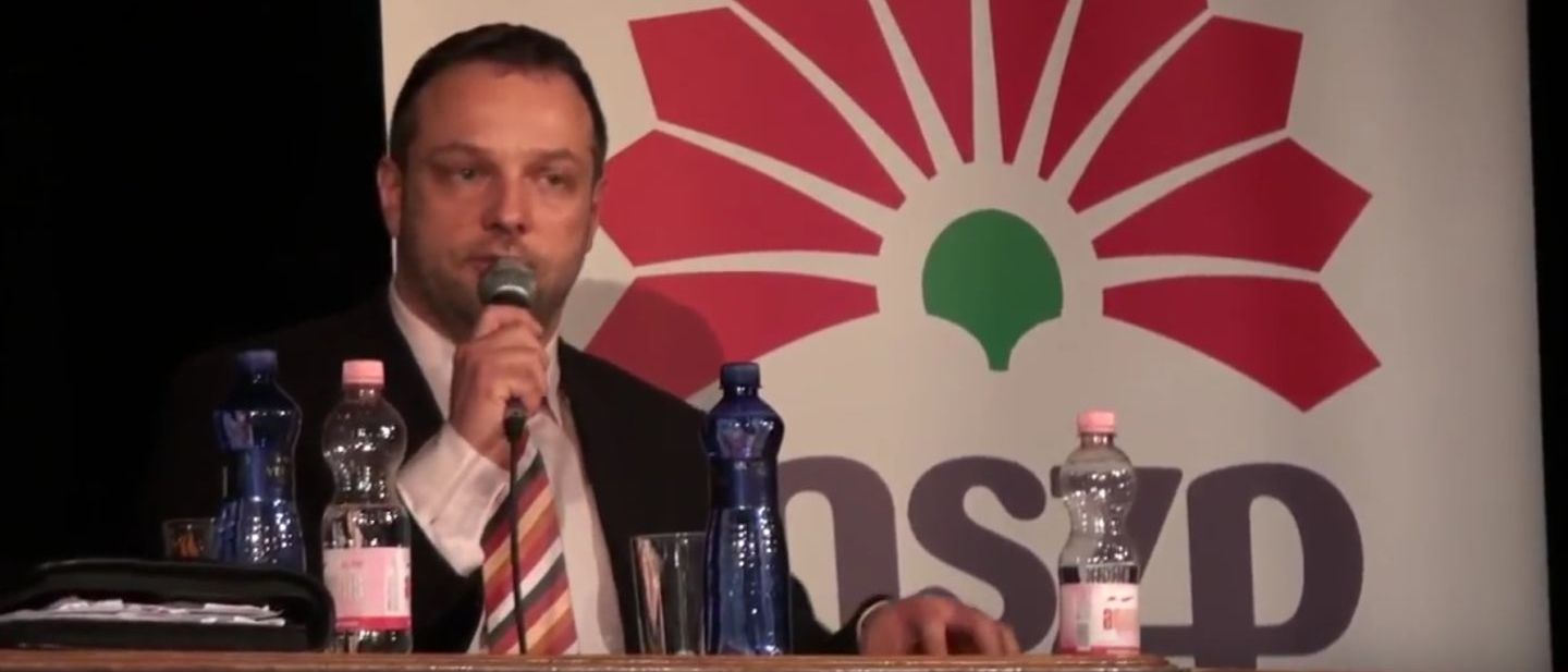 A vád zsarolás és kábítószer-kereskedelem