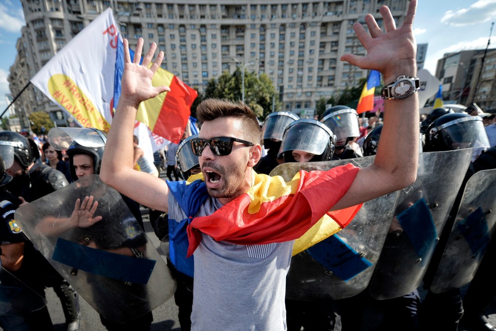 Könnygáz és vízágyú Bukarestben