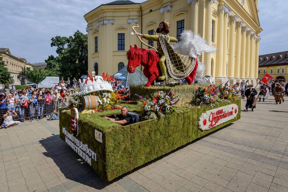 Több százezer virág, több ezer táncos a virágkarneválon