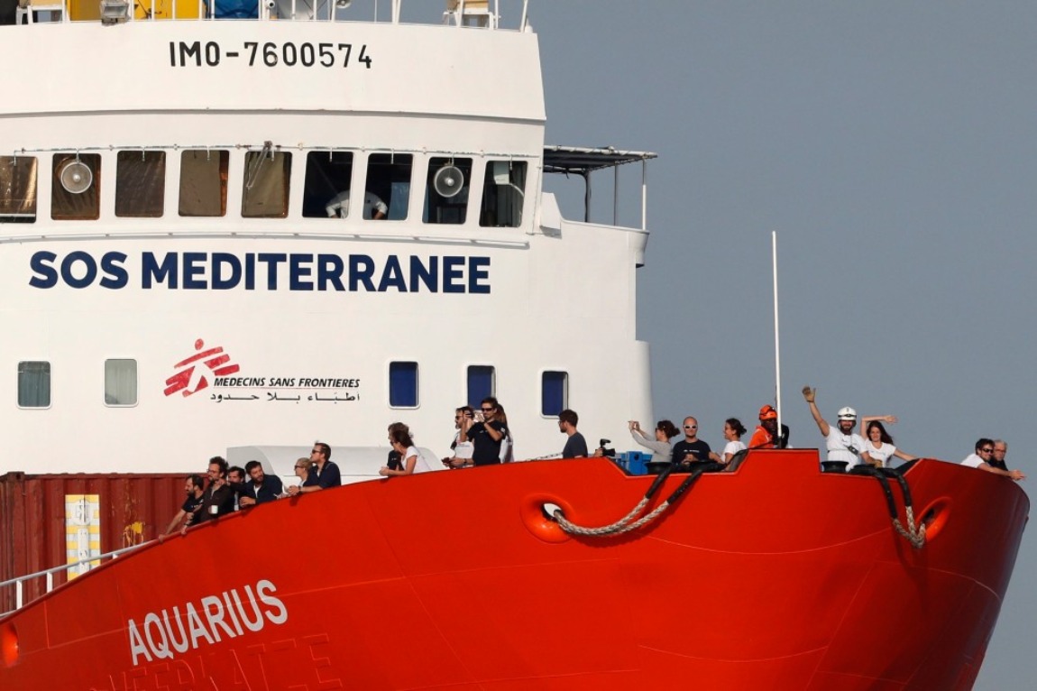 Portugália befogad tíz migránst a Soros-hajóról