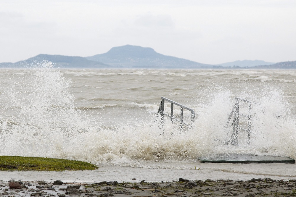 Figyelmeztetéseket adtak ki a viharos szél miatt