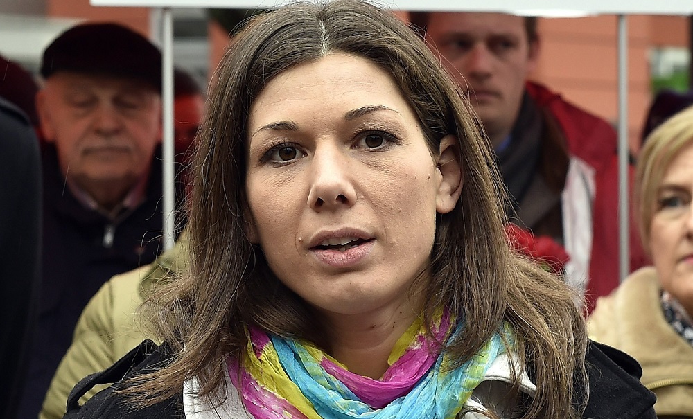 Név szerinti szavazást kezdeményez Bősz Anett