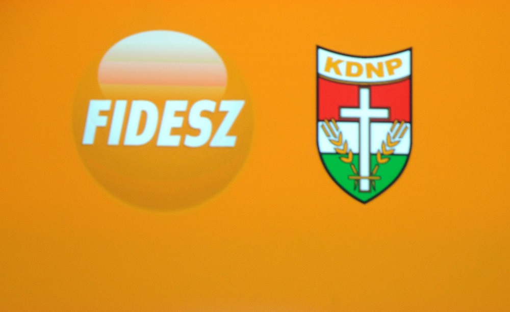 Az ellenzék labdába se rúghat