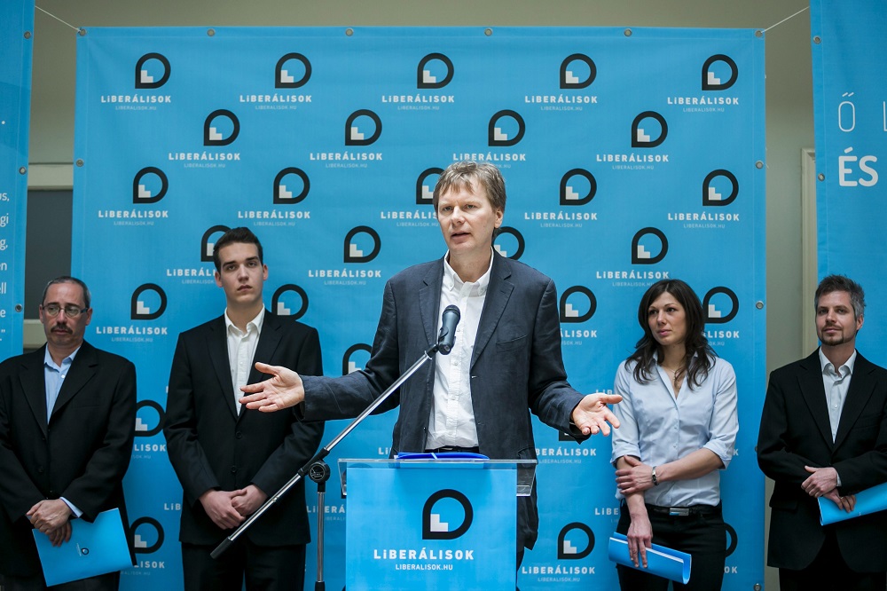Liberálisok: a Fidesz történelmi bűnt követ el