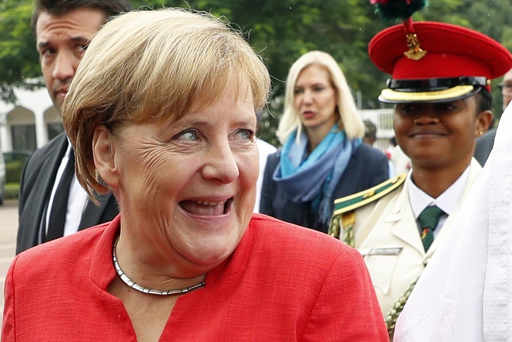 Angela Merkel óva intette Donald Trumpot