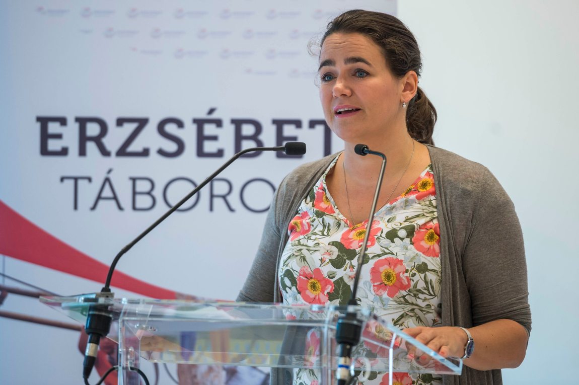 A fiatalok mellett állunk