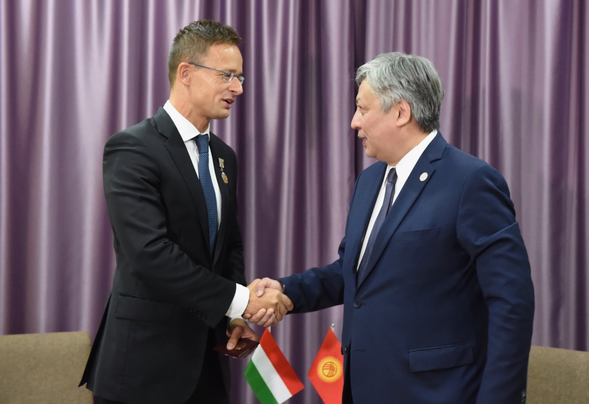 Kitüntetésében részesült Szijjártó Péter