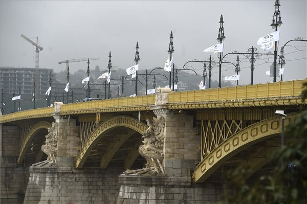 „Családbarát ország” zászlók kerültek Budapest hídjaira