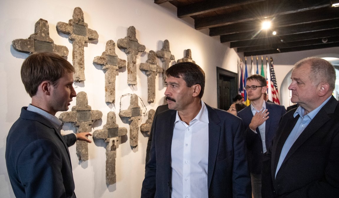 Áder János első világháborús emlékhelyet koszorúzott