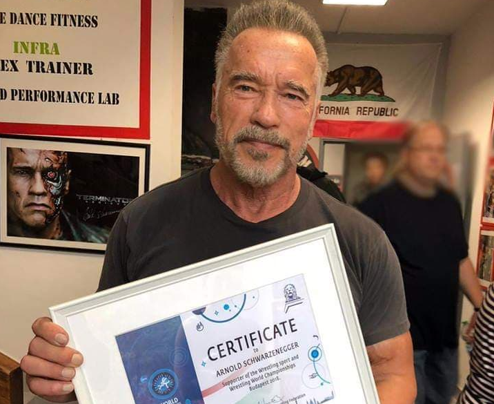 Schwarzenegger is nekünk szurkol