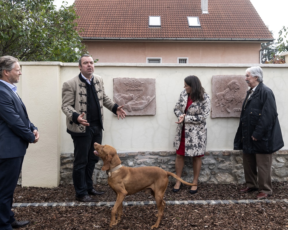 Felavatták Frakk és Labdarózsa domborműveit