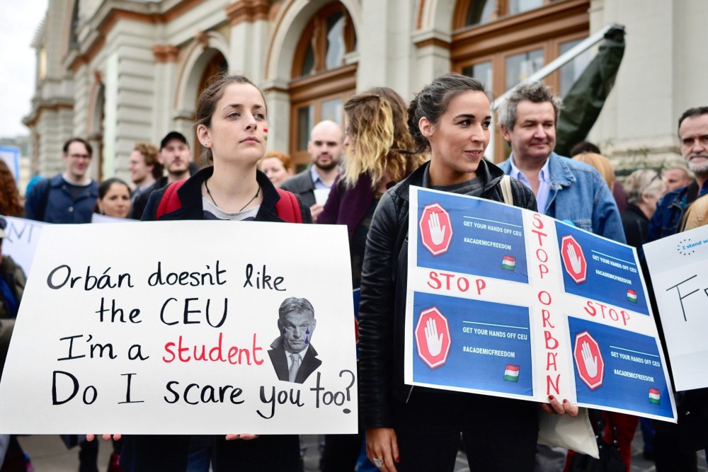 Afgán feminista CEU-diák sír a genderszak miatt