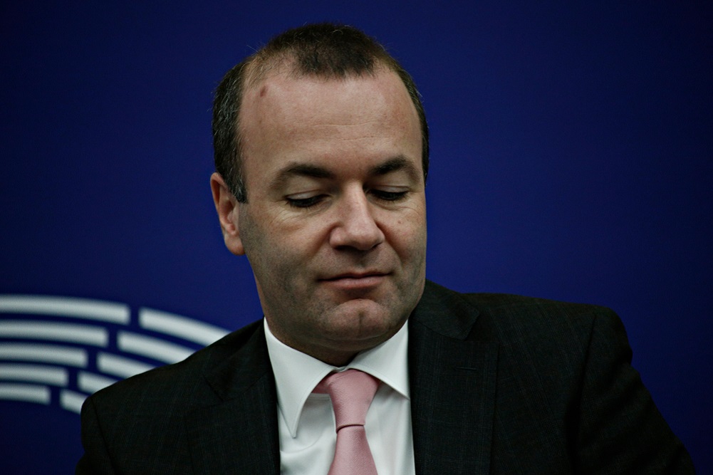 „Tanácsosabb lenne, ha Orbán Viktor irányt változtatna”