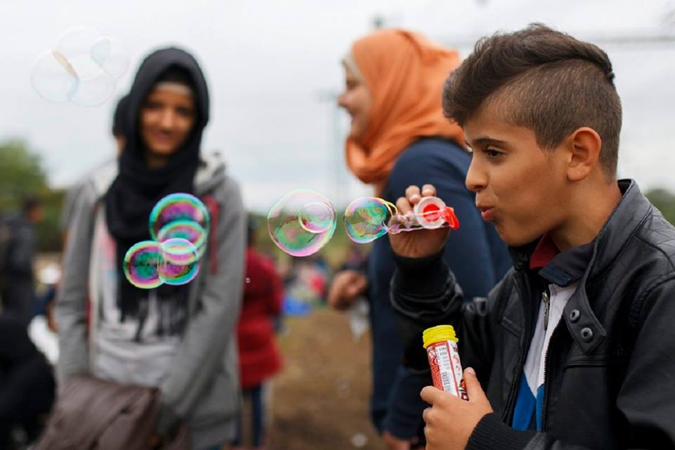 Több mint száz menekült indul útnak