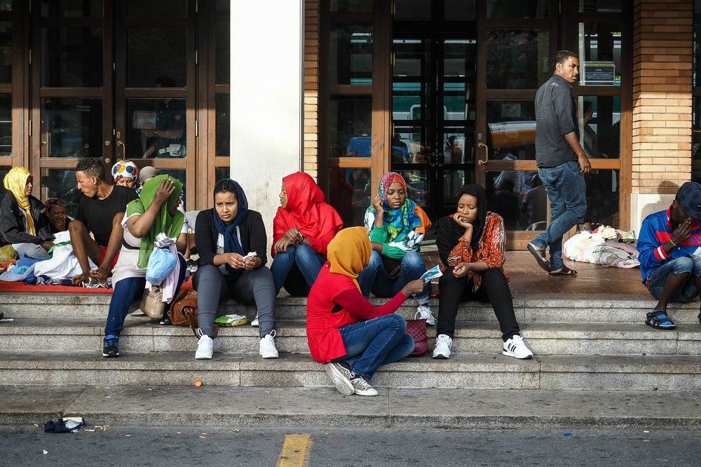 A migránssimogató polgármester elhagyta a házi őrizetet