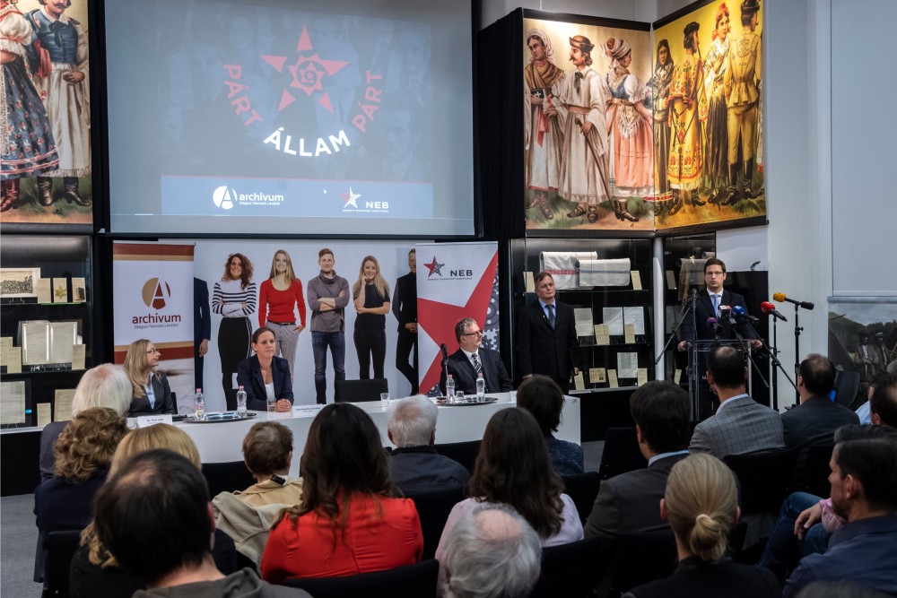 Nyilvános adatbázis az állampártok funkcionáriusairól