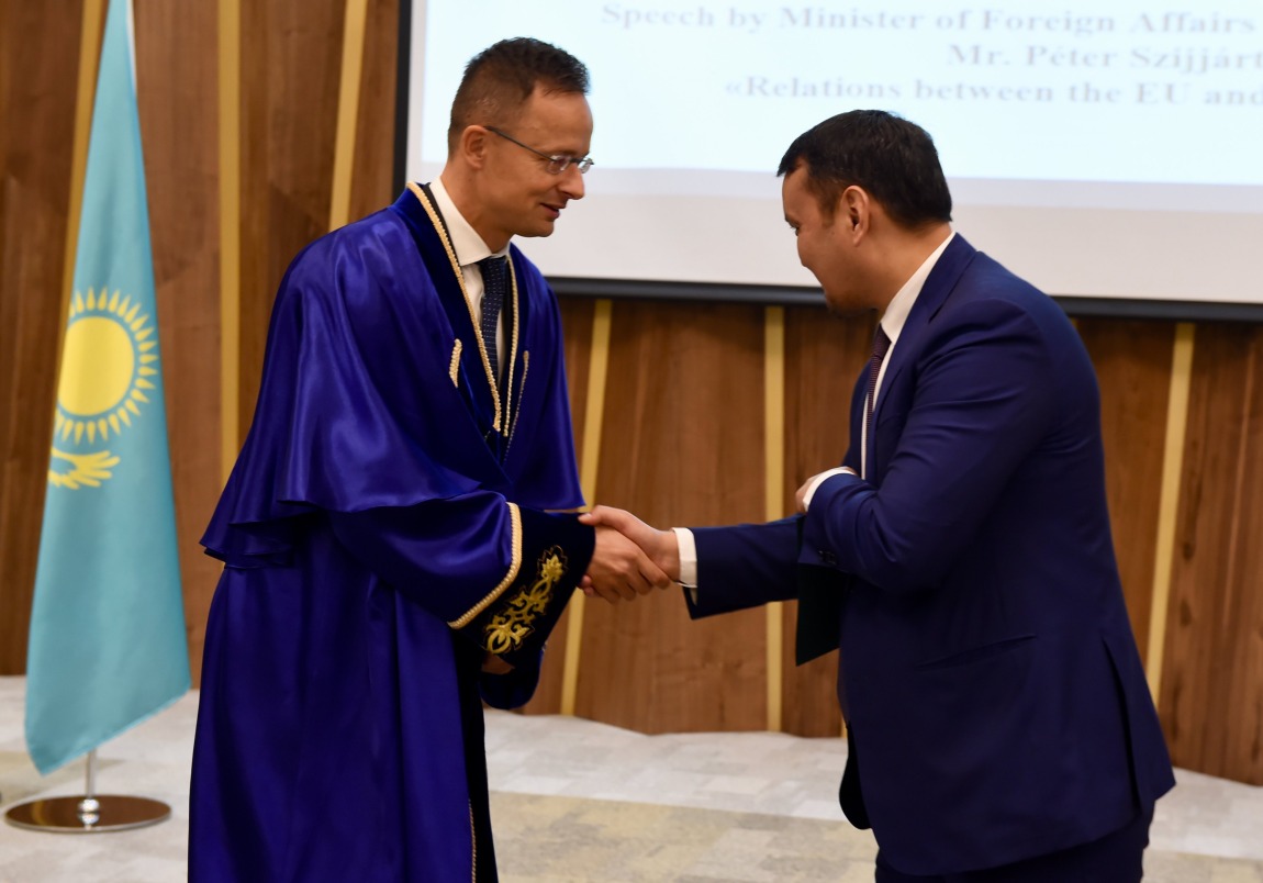 Díszdoktori címet kapott Szijjártó Péter