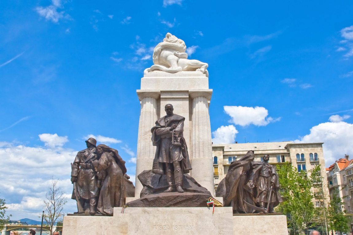 Meg kell becsülnünk múltunk nagy alakjait