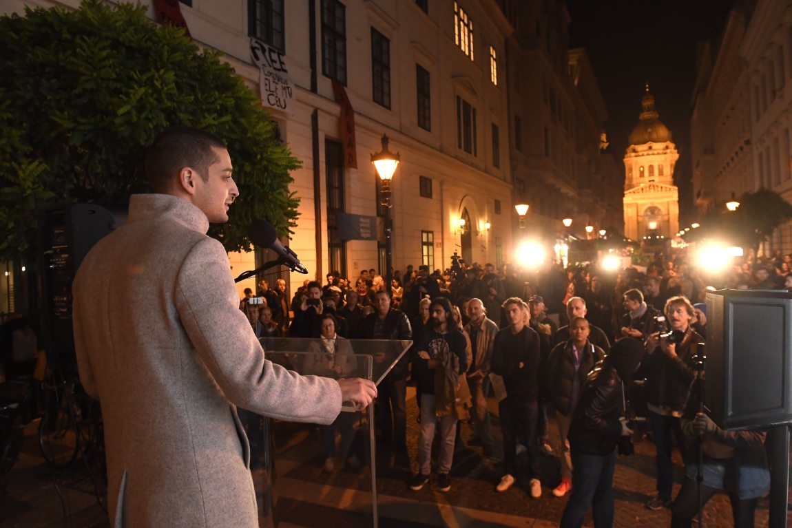 Az ifjú LMP-sek is a Soros-egyetemért tüntettek