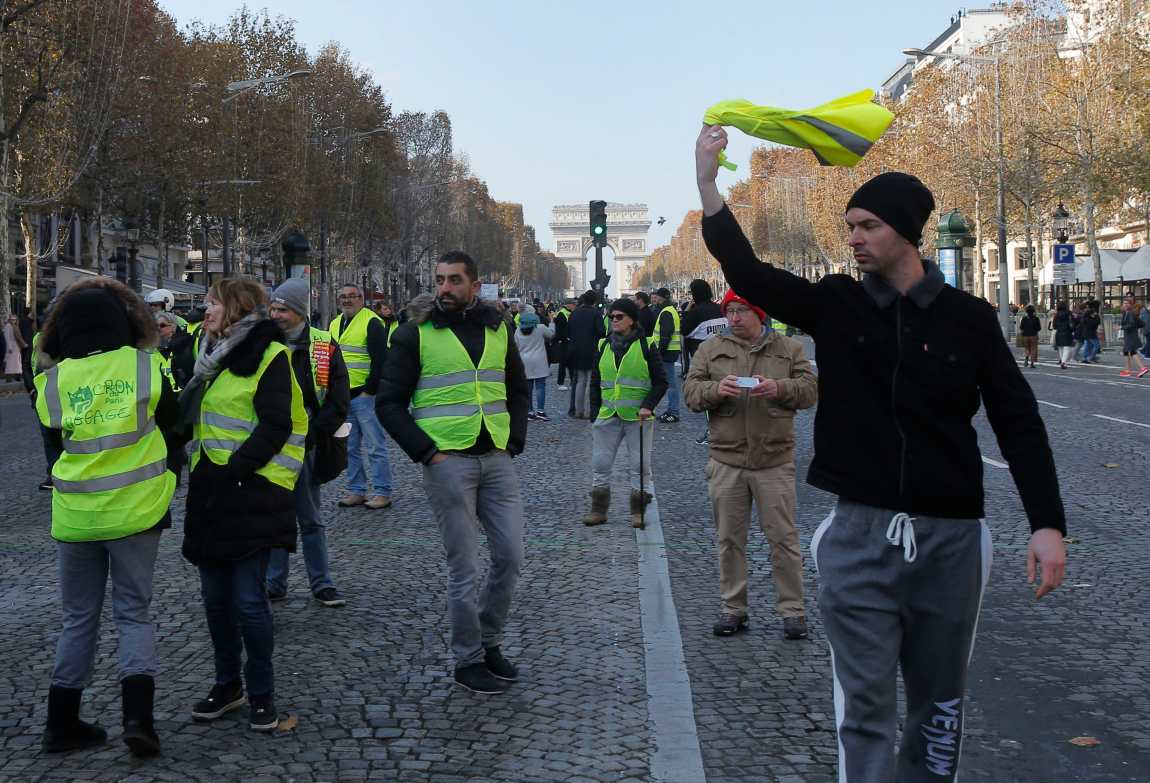 Macron szerint párbeszéd és magyarázat kell