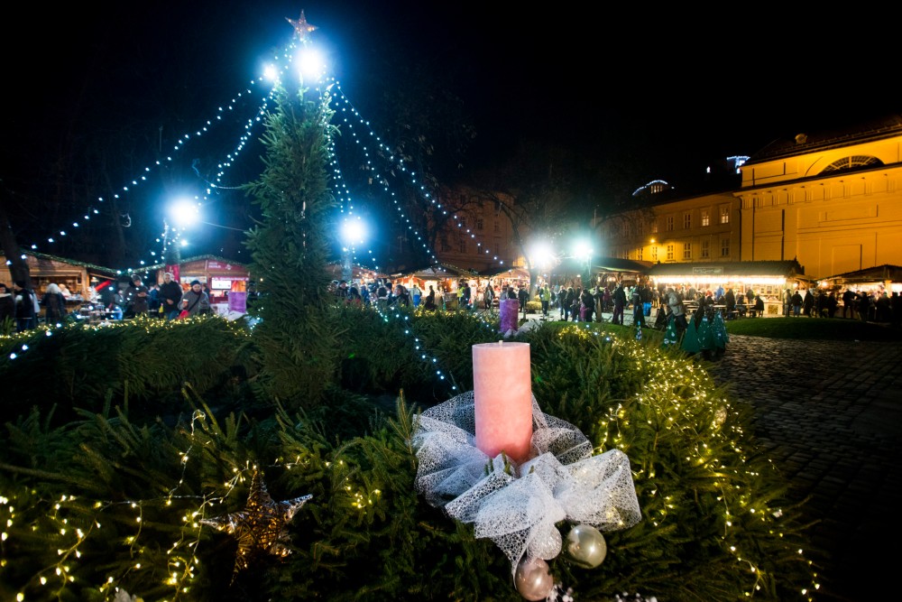 Gyertyagyújtás és fényfestés a Városháza parkban
