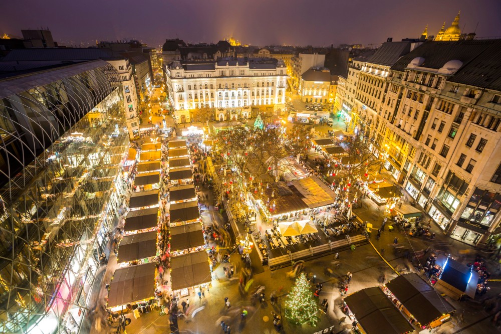 Gyertyagyújtás és fényfestés a Vörösmarty téren