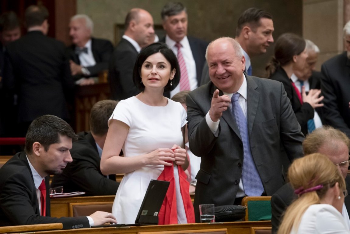 Béremelést hiányolnak a szocik