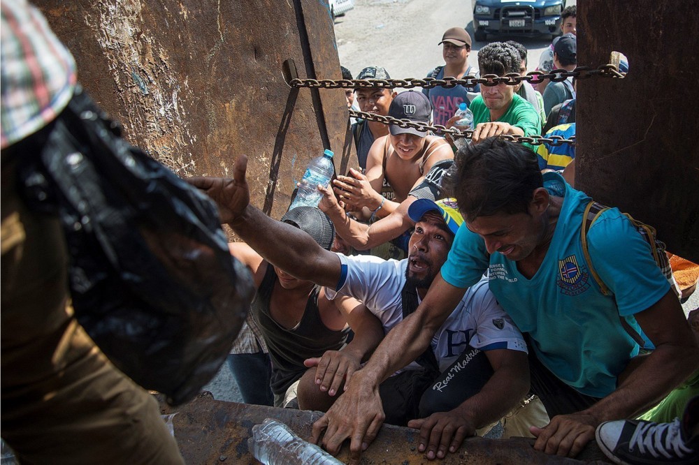 Buszokat követelnek a migránskaraván tagjai