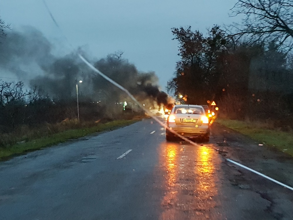 Égnek a máglyák a határon