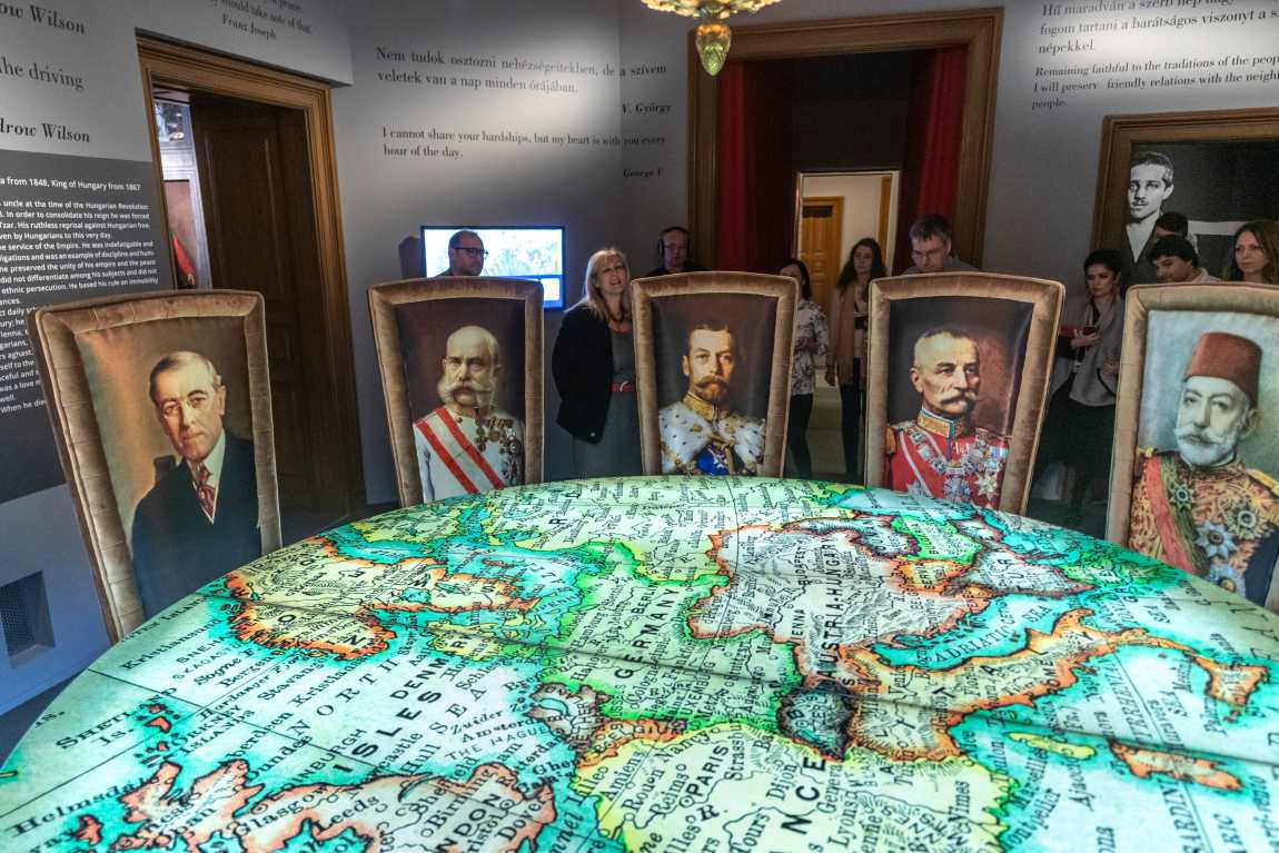 Világháborús kiállítás a Várkert Bazárban