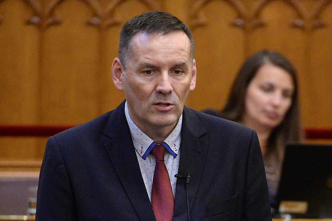 Volner: Karácsony kezdeményezzen egységes maszkviselési szabályokat!