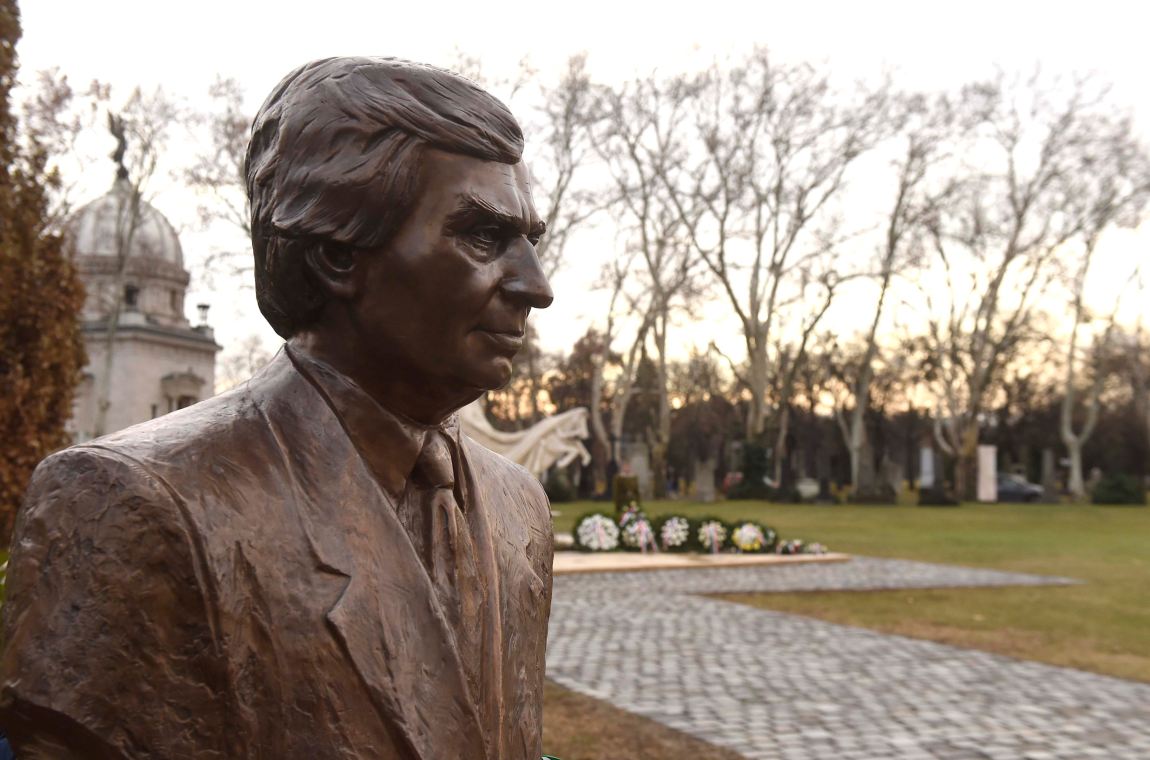 Felavatták Antall József mellszobrát