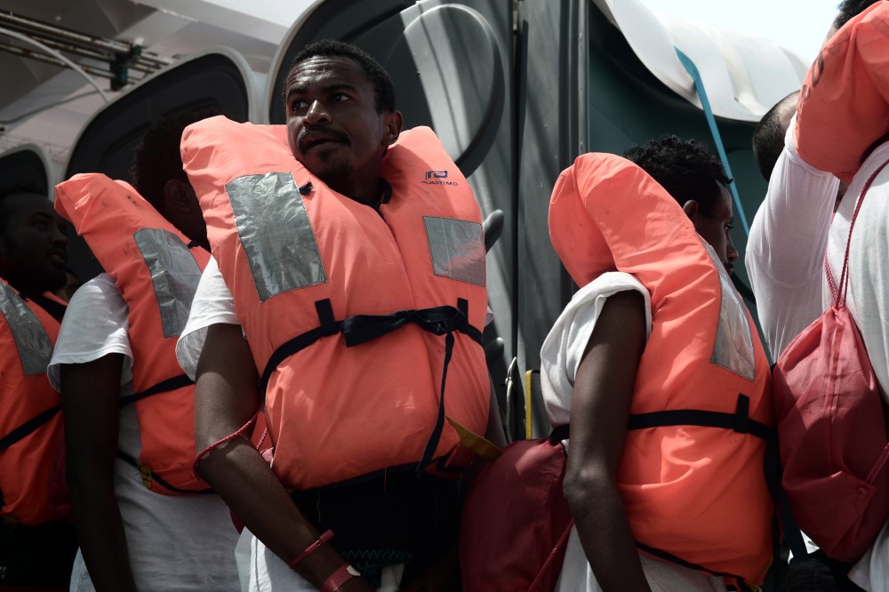 Több tucat migránst mentettek meg