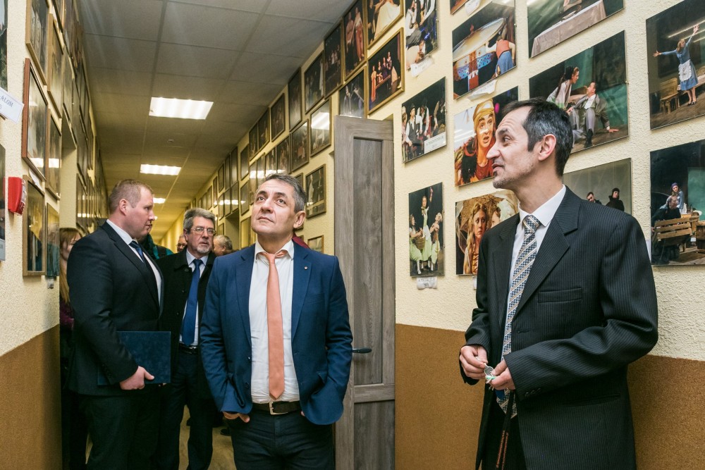 Átadták a felújított beregszászi magyar színházat