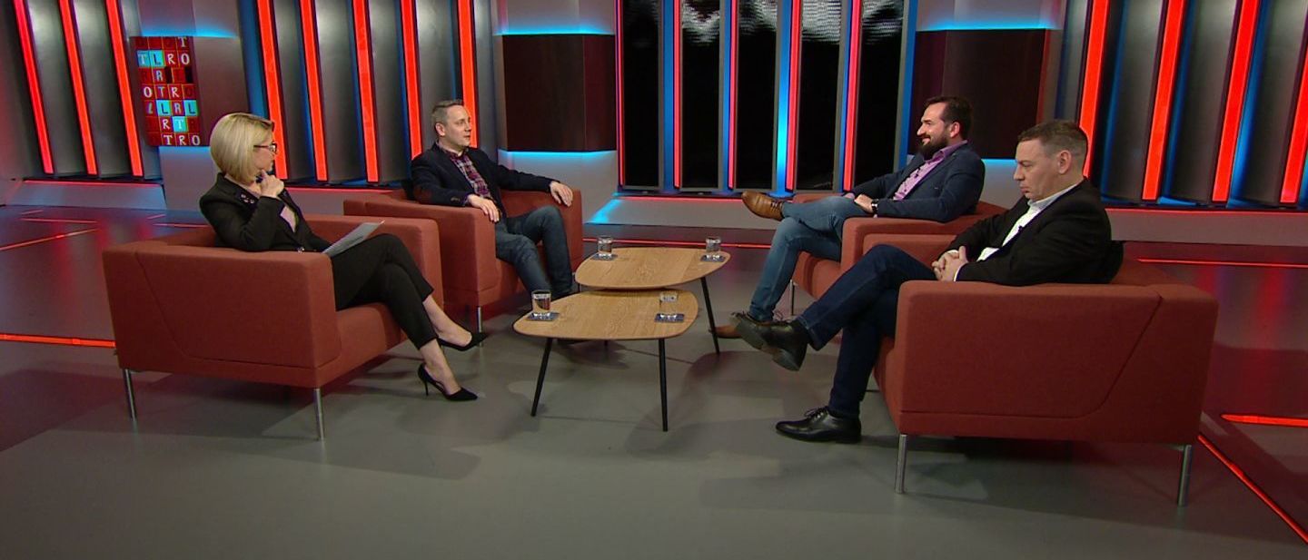 A nemzetközi sajtónak szól az ellenzék színjátéka