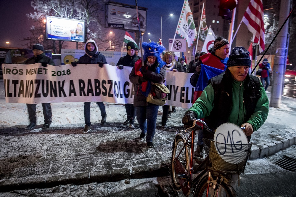 Néhány százan tüntettek Kecskeméten és Békéscsabán