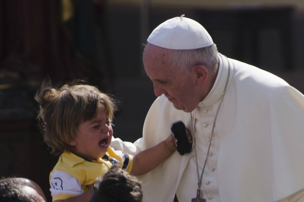 A pápa már megint a migránsokat védi